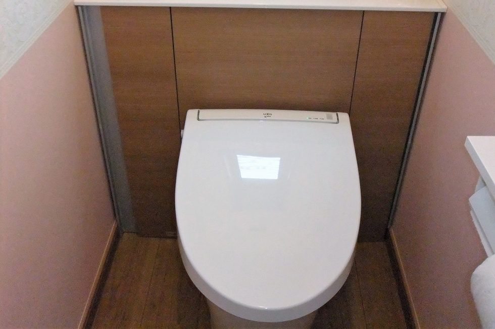 -レイアウト変更で使い易い対面型ペニンシュラキッチンと水回りのリフォーム-こちらのトイレも内装（床・壁・天井）にも拘ったので、綺麗なトイレに仕上がりました。