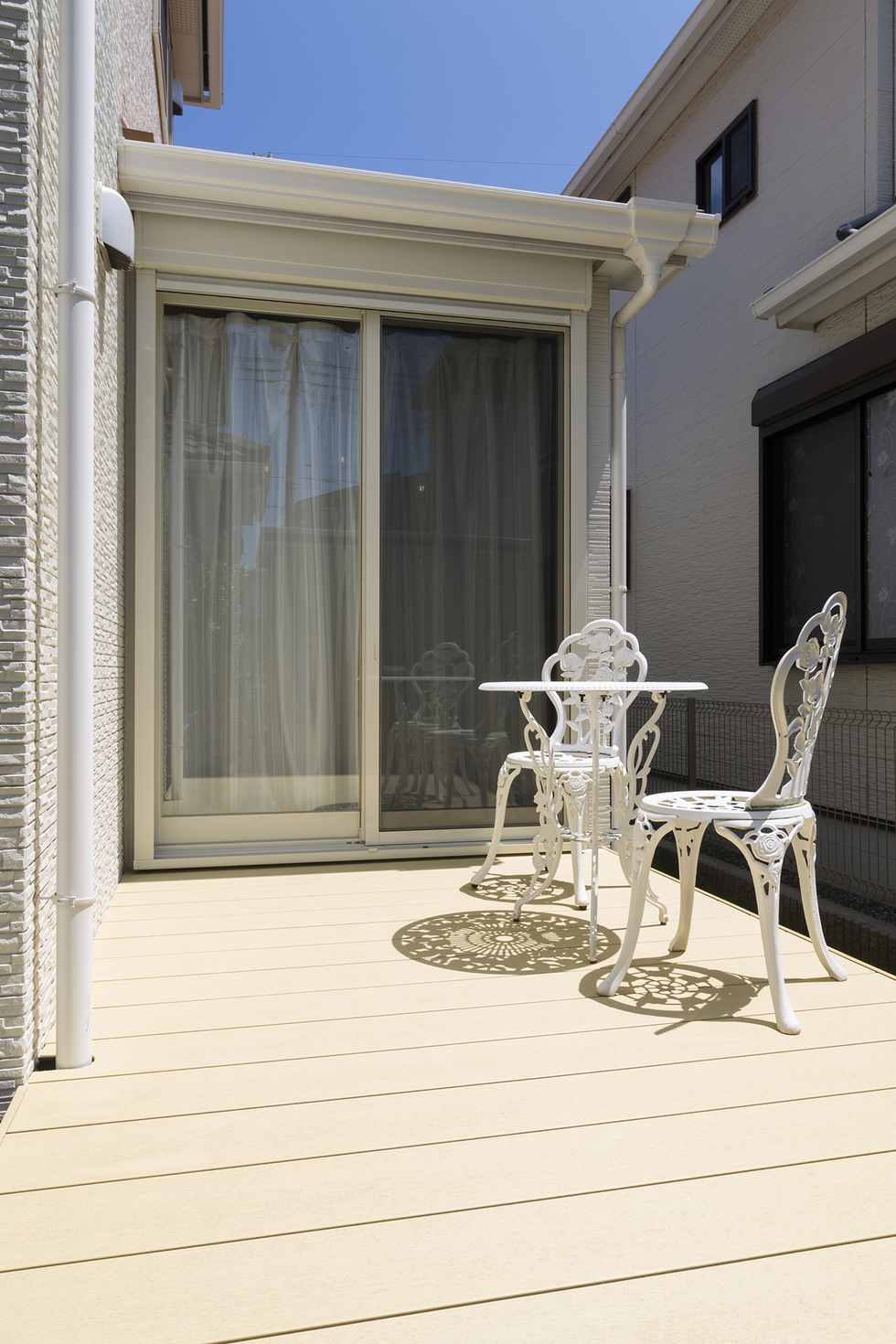 -増築でリビング/ダイニングを広く、ダイニングはカフェの様なデザインに-BBQを家族で楽しんだり、夏は子供たちのプールを広げます。
念願のウッドデッキは楽しむ暮らしに大活躍。プールも子供たちの足もデッキの上なら汚れません。