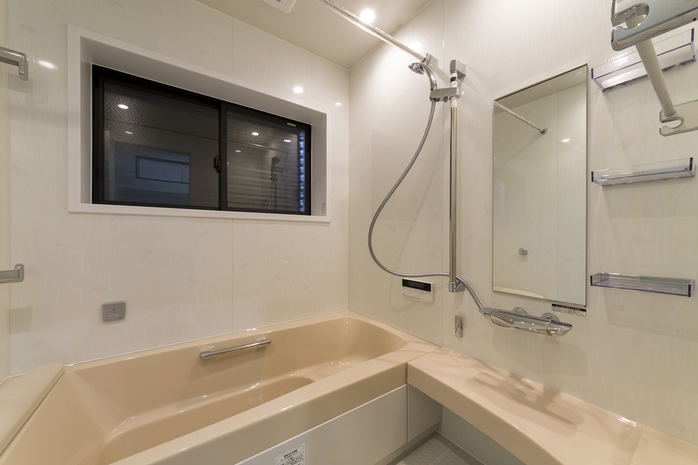 -鉄骨造の店舗を用途変更しデザインにこだわった家にリノベーション-LIXILのスパージュ、サイズは1616。
快適な空間です。