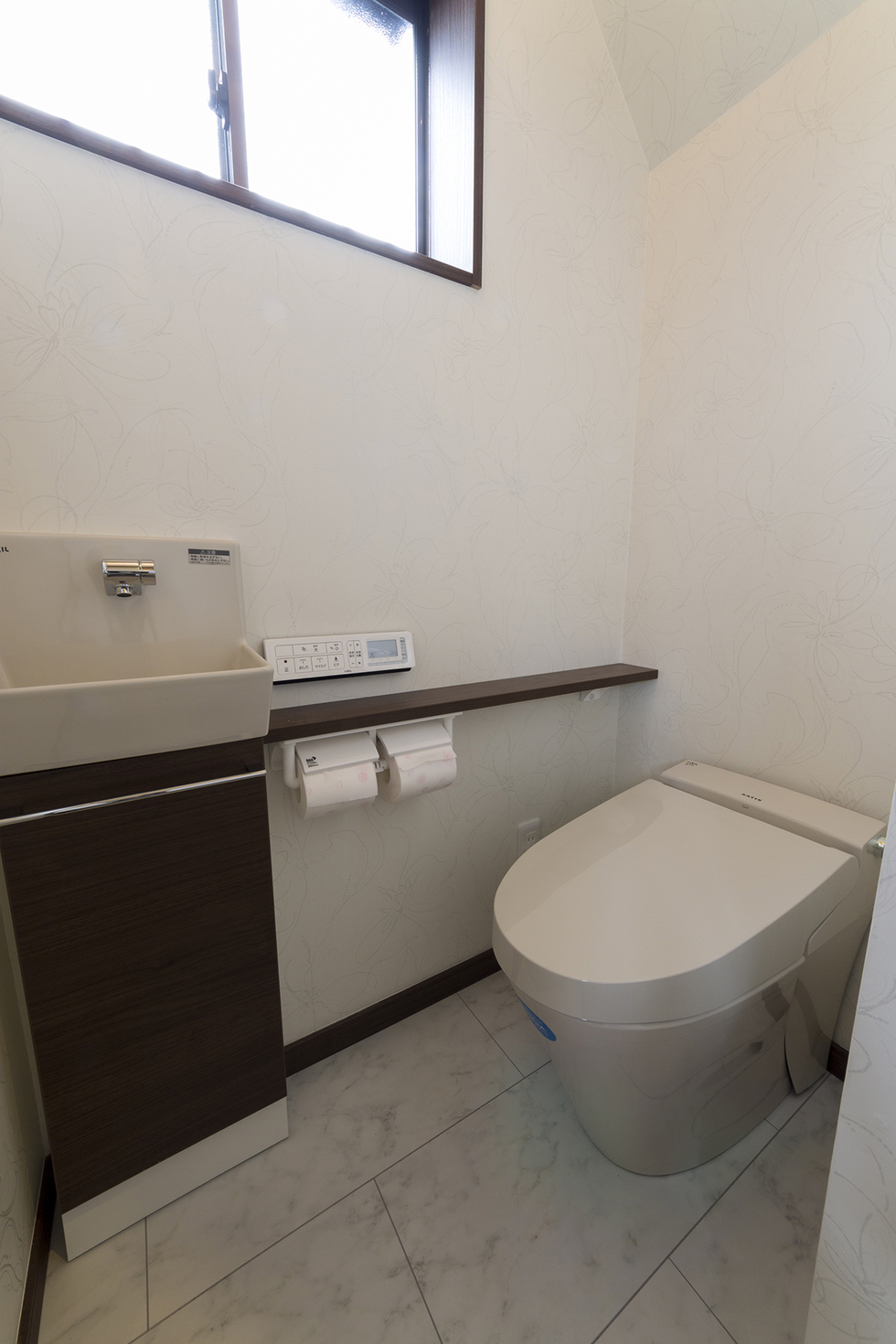 -鉄骨造の店舗を用途変更しデザインにこだわった家にリノベーション-LIXILのサティスS。
コフレルスリムも取り付けています。