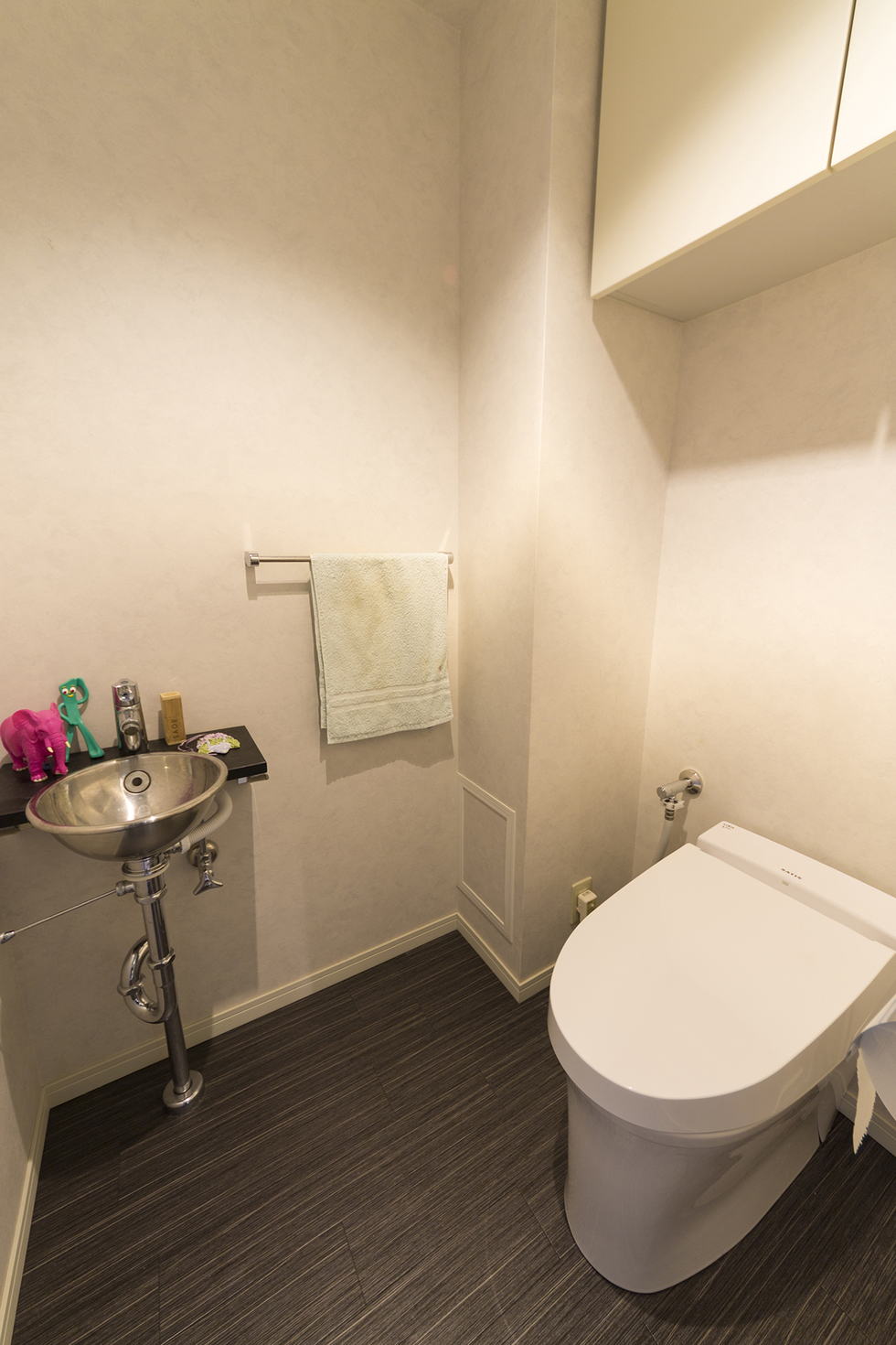 -マンションの浴室をリラクゼーションのためのバスルームにリフォーム-トイレはLIXILのサティス。クロスもやり替えて綺麗になりました。