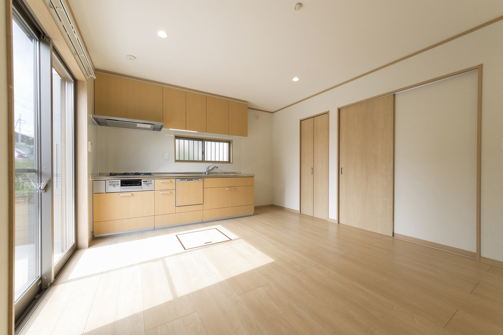 -バリアフリー施工で離れを新築で建て増しました-リビングダイニングです。広く、明るいスペースです。
