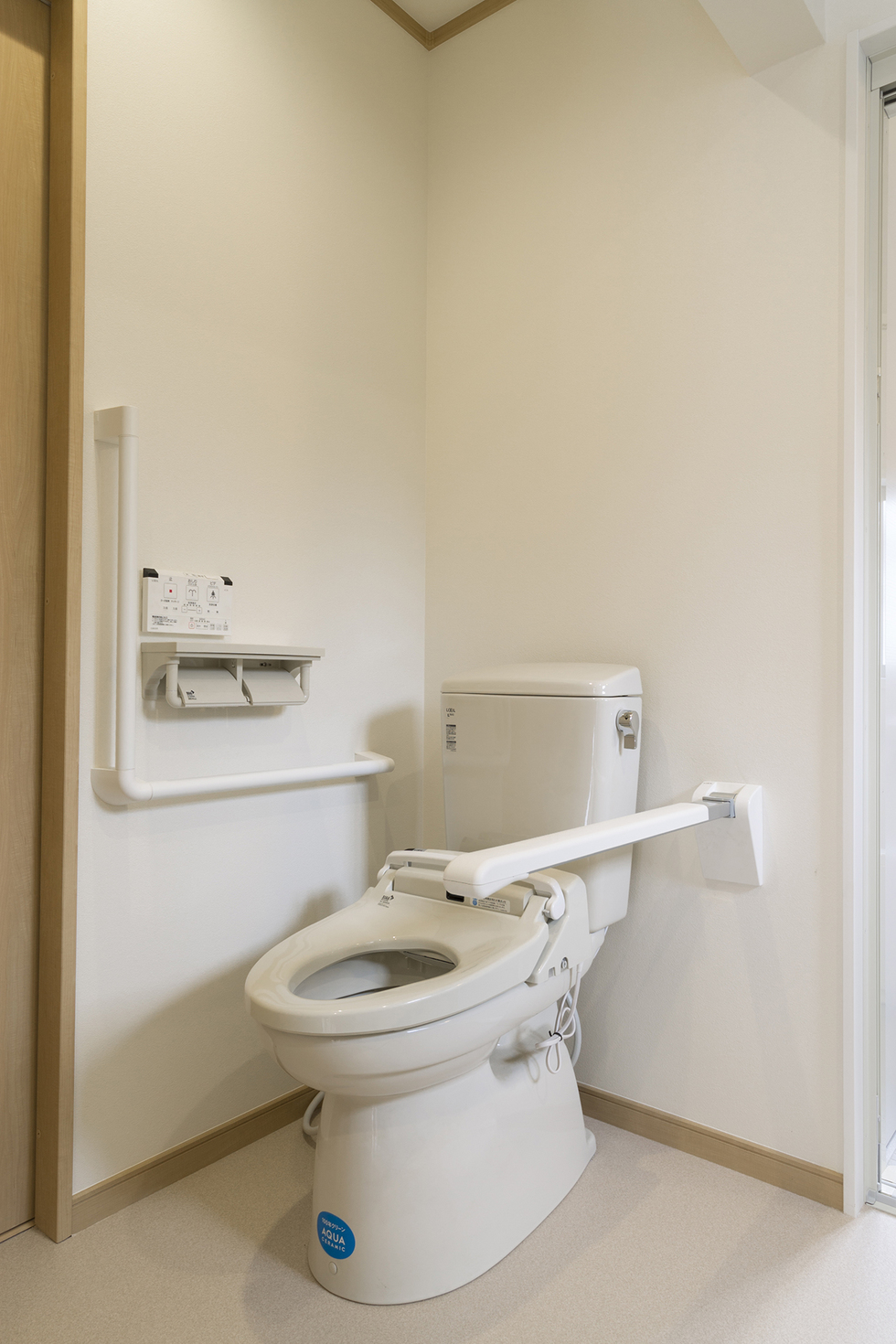 -バリアフリー施工で離れを新築で建て増しました-介助し易いLIXILのトイレです。肘掛けもしまえます。