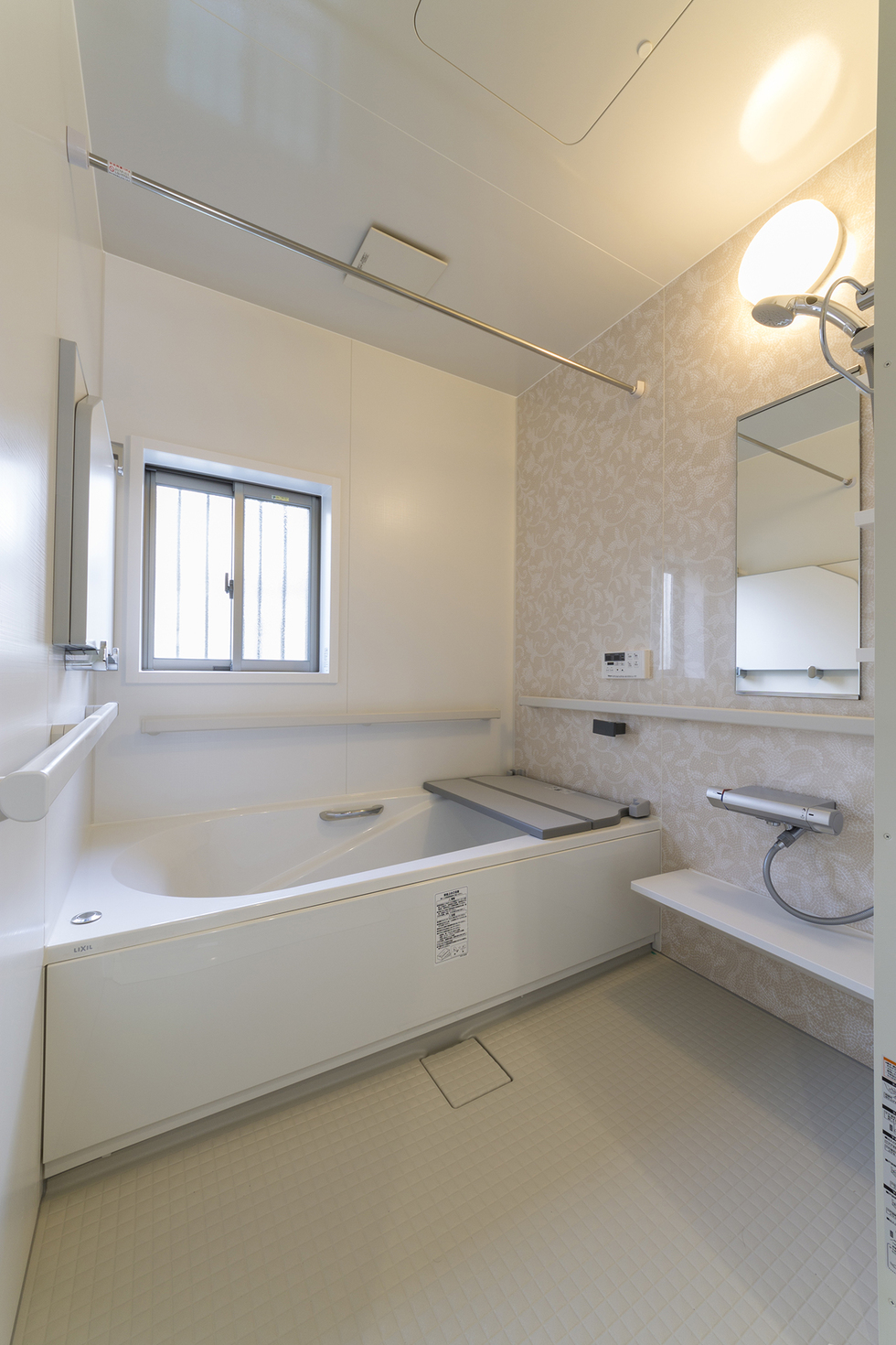 -バリアフリー施工で離れを新築で建て増しました-浴室は手摺を付けましたが、蓋も介助しやすいものをつけています。