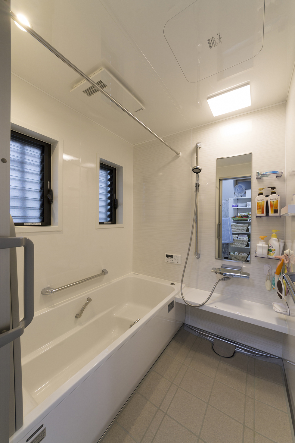 -木造住宅を耐震・断熱施工しキッチン・水回り・外壁リフォームで理想の家に-在来のタイル貼りの冬は寒いお風呂です。
タカラ製のユニットバス、壁はホーローで断熱性も抜群です。
壁中央に通し柱があったので、サッシを両サイドに持ってくることでお洒落な印象になりました。