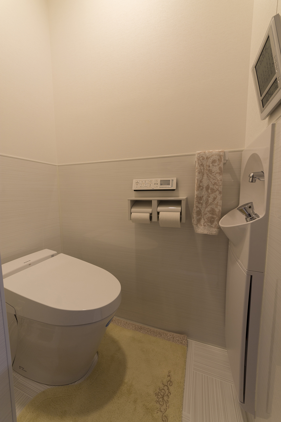 -木造住宅を耐震・断熱施工しキッチン・水回り・外壁リフォームで理想の家に-大好評のLIXILのサティス、タンクレスで自動で流れるトイレです。
床はホーロー貼りで寒さ対策を施していますし、紙巻器は磁石で付く便利ものです。