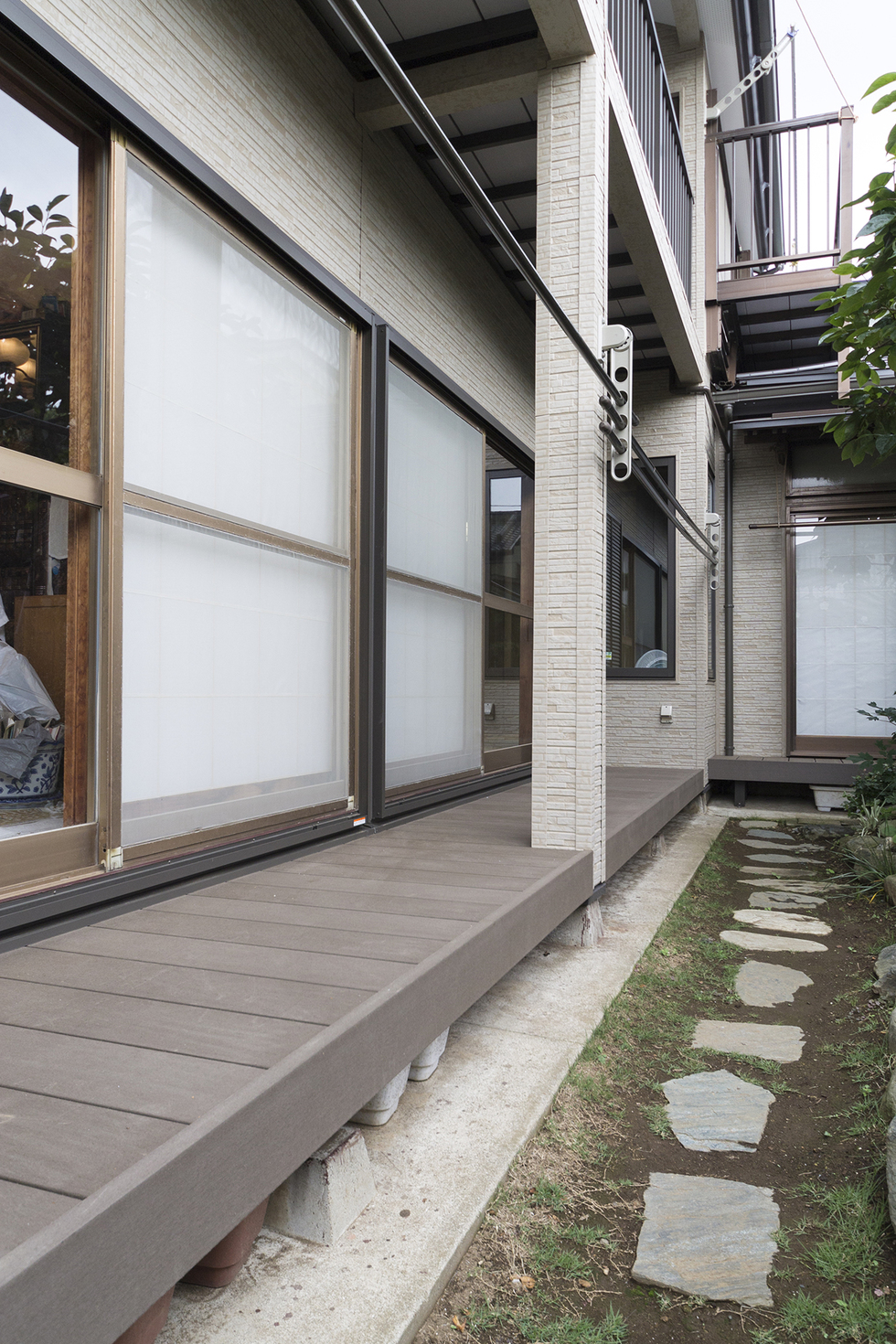 -木造住宅を耐震・断熱施工しキッチン・水回り・外壁リフォームで理想の家に-木製の濡れ縁でしたが老朽化が進んでいました。
LIXILの人工木「樹ら楽ステージ」に交換、腐朽の心配がなくなりこの先安心です。