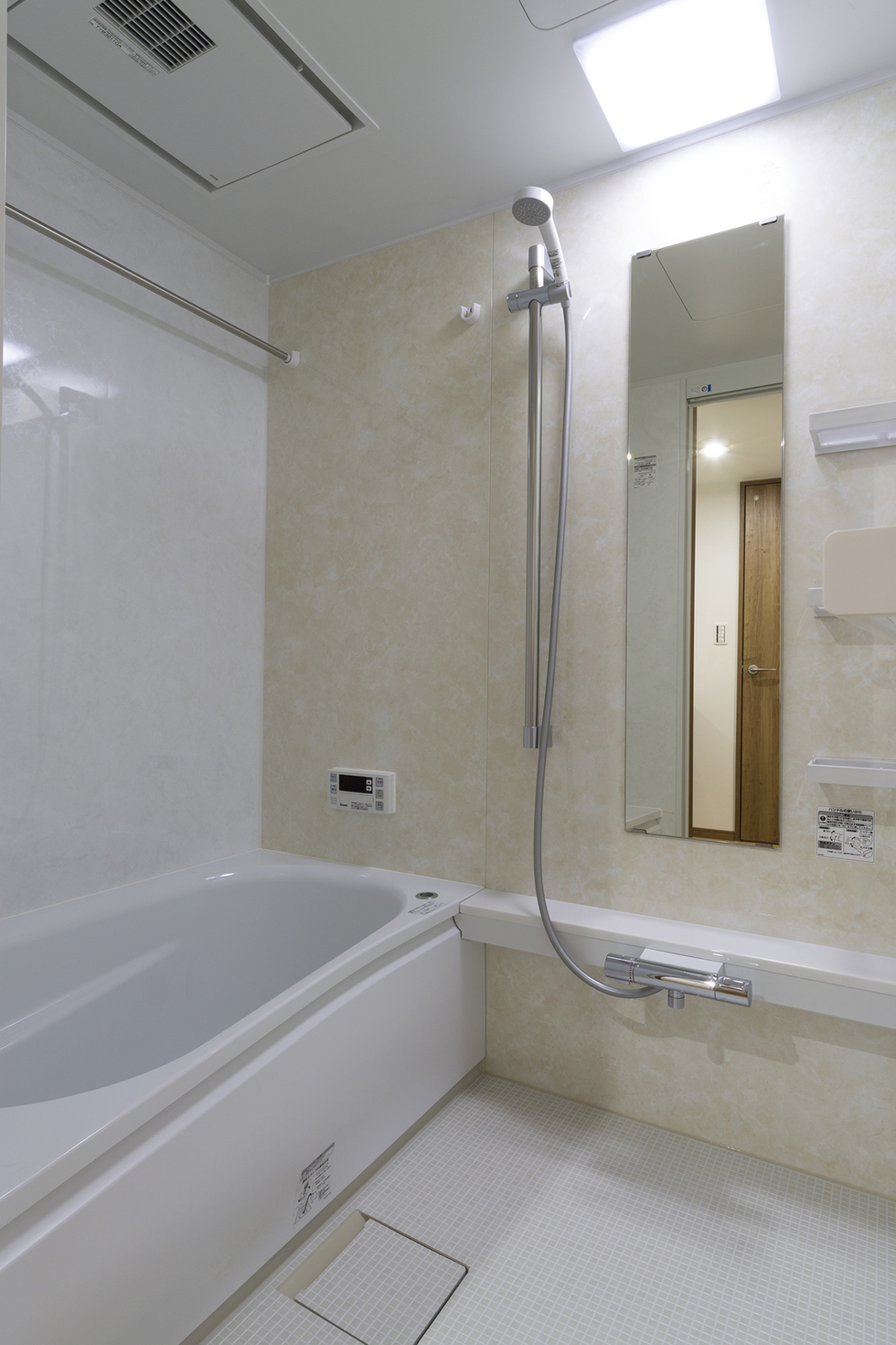 -団地を窓・壁断熱と置床でのバリアフリー化で快適な家へリフォーム-商談当初から、お客様がご指定されたこだわりのユニットバス。
既存浴室より新規システムバスはサイズアップしています。