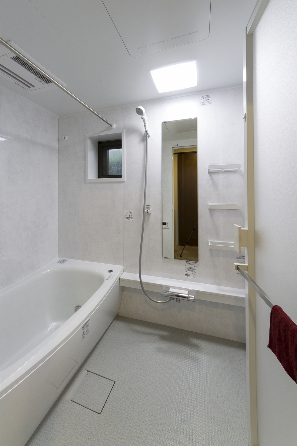 -マンションのキッチン・浴室・洗面・トイレリフォーム-ひろびろとした明るい浴槽、洗面室からの床もバリアフリーにしました。