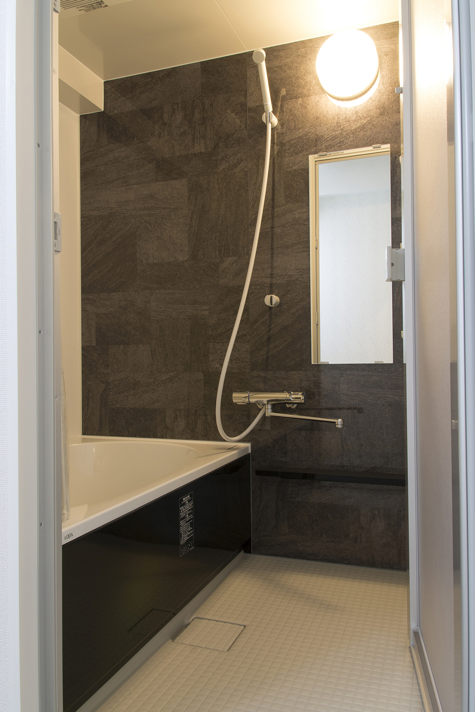 -費用を抑えて内装・インテリアはこだわった賃貸マンションのフルリフォーム-3点ユニットが入っていました。
浴室と洗面室・トイレを分け、ホテルのような素敵な浴室空間になりました。