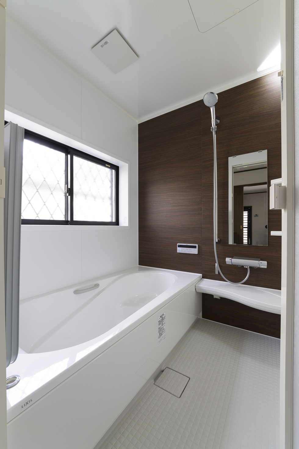 -中古住宅を窓・壁・床断熱と間取り・内装変更で理想の家へリノベーション-浴び心地が抜群にいいシャワー・取り外せて洗えるカウンターが特徴のLIXIL「アライズ」。
暖かさが続く浴槽や、ヒヤッとしない床で寒い冬場も安心して入浴できるお風呂です。
ベンチ浴槽で半身浴ができるのも魅力です。