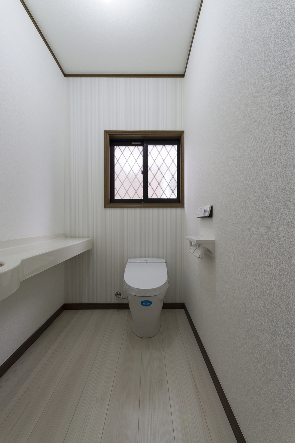 -中古住宅を窓・壁・床断熱と間取り・内装変更で理想の家へリノベーション-タンク付きのトイレから、タンクレス・ウォシュレット付きのLIXIL「サティスS」に交換。
従来のトイレの半分以下の水量で流せて超節水タイプで、また、清掃面でも電動で便座が持ち上がるので気になる隙間もらくらくお掃除できます。