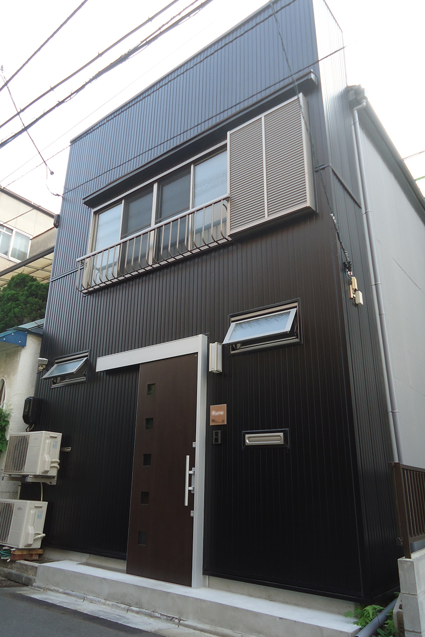 -築45年の木造の店舗兼住宅を耐震診断・補強で安心できる家にリフォーム-光と風を取り込むため採光の効率が良い高い部分に窓を設置しましたが、2階の窓は大きな窓は変えず両側の壁と内部に耐震壁を設け、安心して過ごしていただけるご提案をさせていただきました。