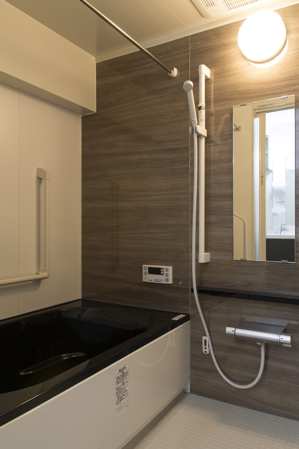 -築35年のマンションを壁断熱で快適に、内装にもこだわった家にリフォーム-浴室暖房乾燥機を完備した浴室は冬も暖か、夏は涼風で涼しい空間になりました。
手摺のサポートで安全性もUPしました！