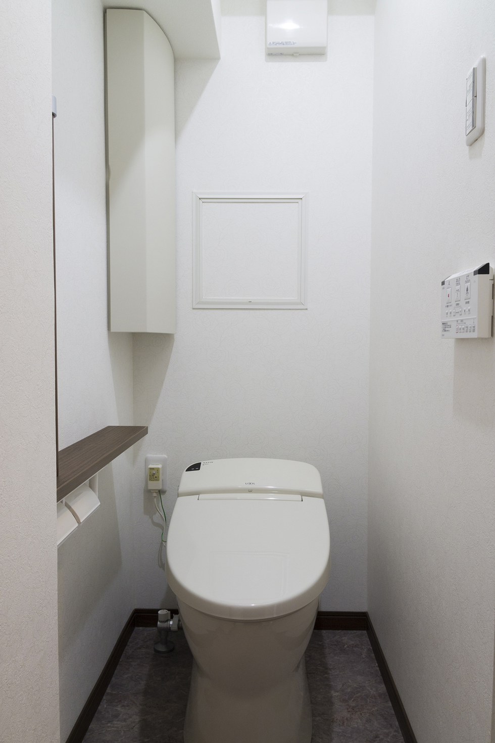 -築35年のマンションを壁断熱で快適に、内装にもこだわった家にリフォーム-タンクレスと収納も設置しすっきりした空間に。手洗い器は別に付けました。お掃除も楽々ですね！