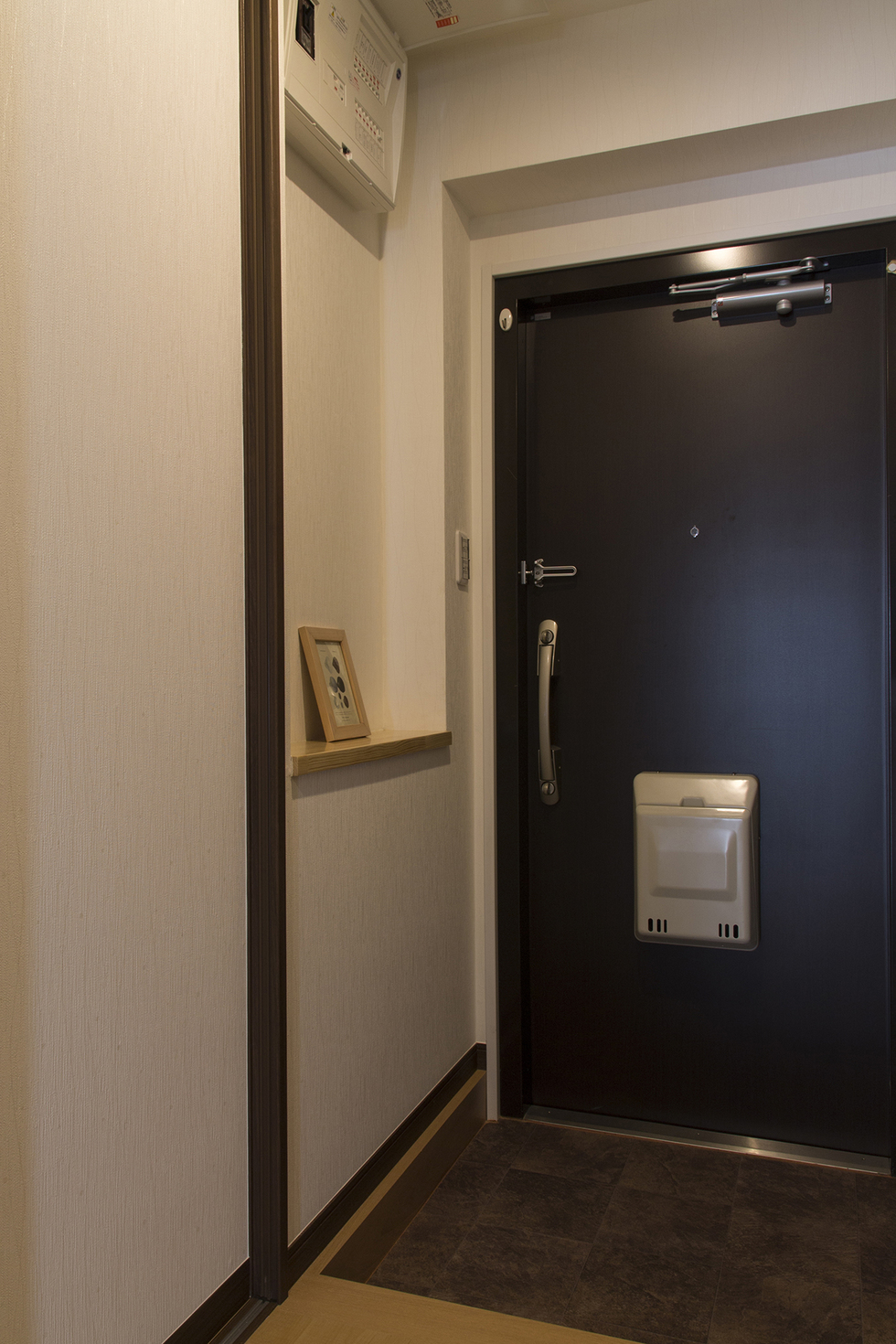 -築35年のマンションを壁断熱で快適に、内装にもこだわった家にリフォーム-このちょっとしたニッチ棚が重宝するんです♪