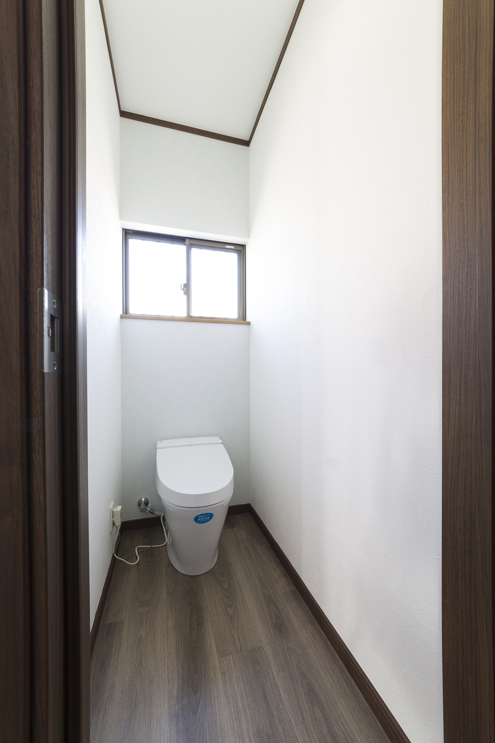 -平屋の木造住宅をライフスタイルに合わせた土間収納のある家にリフォーム-トイレはタンクタイプからすっきりとしたタンクレスタイプのLIXIL「サティス」に交換。
自動開閉・自動洗浄の機能と、節水タイプで、1回の洗浄が4リットルと従来の半分以下になりました。