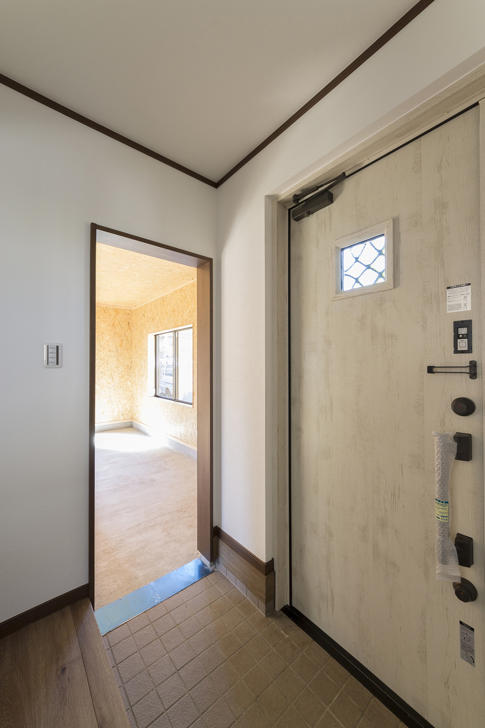 -平屋の木造住宅をライフスタイルに合わせた土間収納のある家にリフォーム-玄関土間はそのまま土間収納へと続いているので玄関からキャンプ用品を運ぶのも簡単になります。