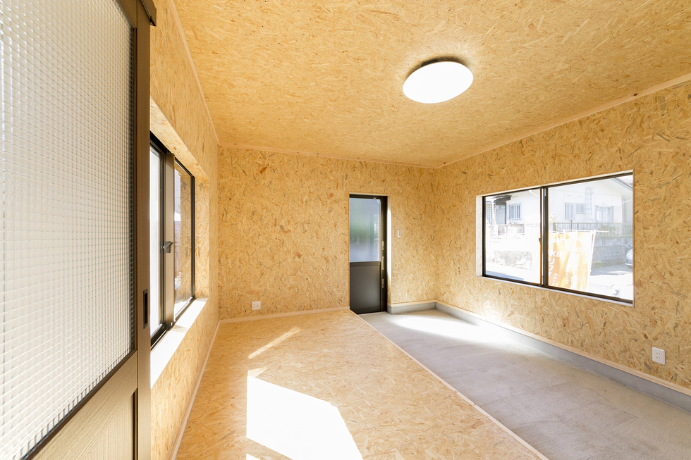 -平屋の木造住宅をライフスタイルに合わせた土間収納のある家にリフォーム-土間の壁はあえて壁紙は貼らずOSB合板仕上げにしました。
土間に直接入れる入り口も新たに設けて、アウトドア用品を収納するのに最適な空間ができました。