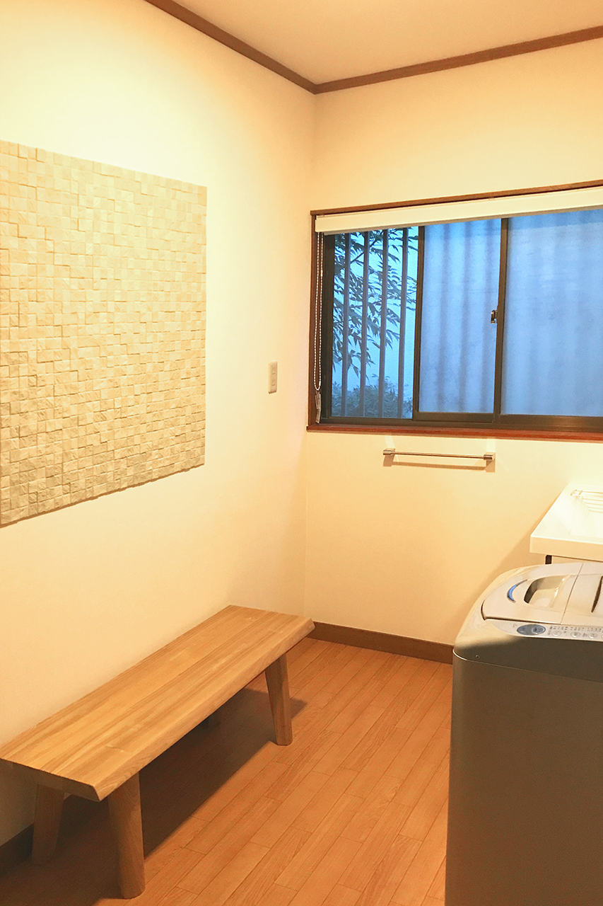 -木造住宅の浴室と洗面を窓の冷気対策と断熱リフォームで暖かく快適に-洗面脱衣室の壁には調湿・防臭効果のあるエコカラットを貼りました。