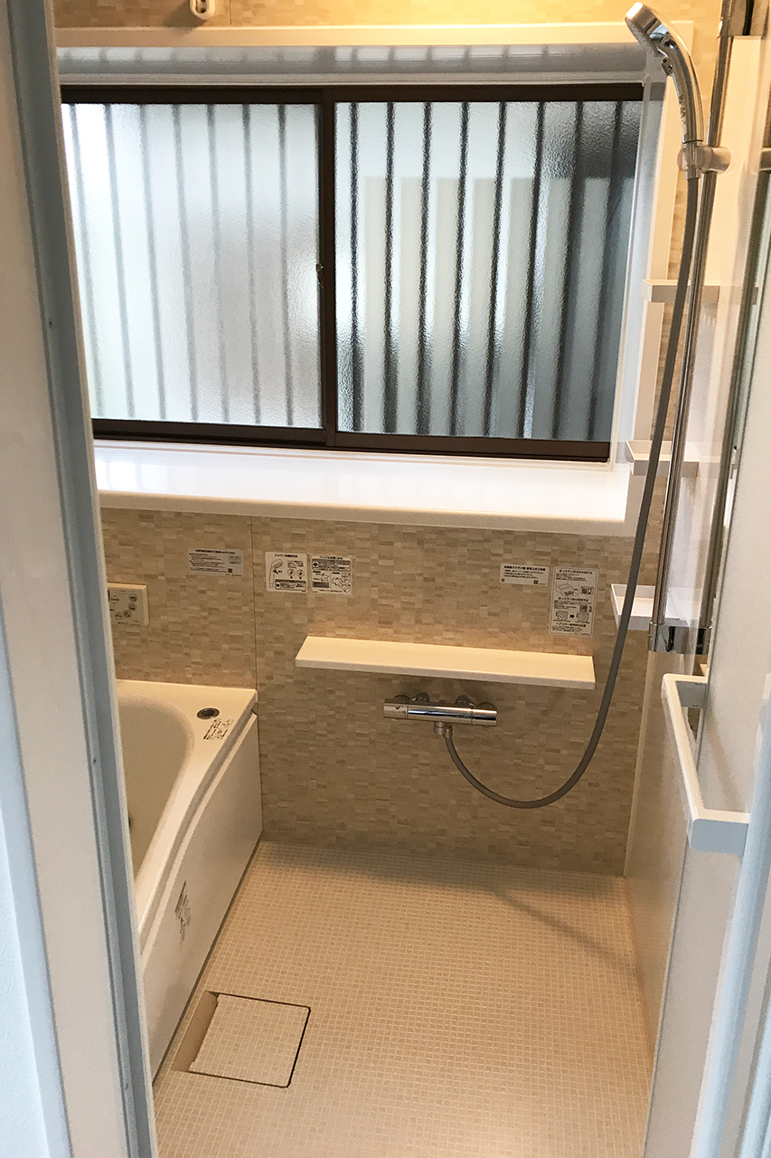 -木造中古住宅を耐震と間取り変更で対面キッチン型LDKの家にリフォーム-小さいお子様がいるので、ユニットバスは柔らかくて温かい床が特徴の、TOTO「サザナ」をお選びいただきました。
窓枠は幅広のまま確保して、窓台には物がたっぷり置けるスペースをとりました。