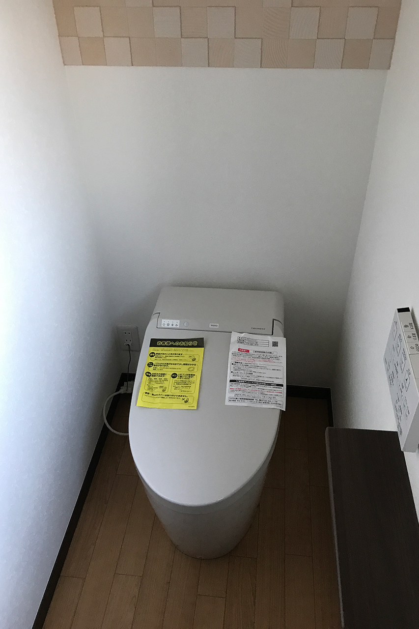 -木造中古住宅を耐震と間取り変更で対面キッチン型LDKの家にリフォーム-タンク式のトイレからタンクレスに交換し、すっきりとしたデザインで清掃性もアップしました。