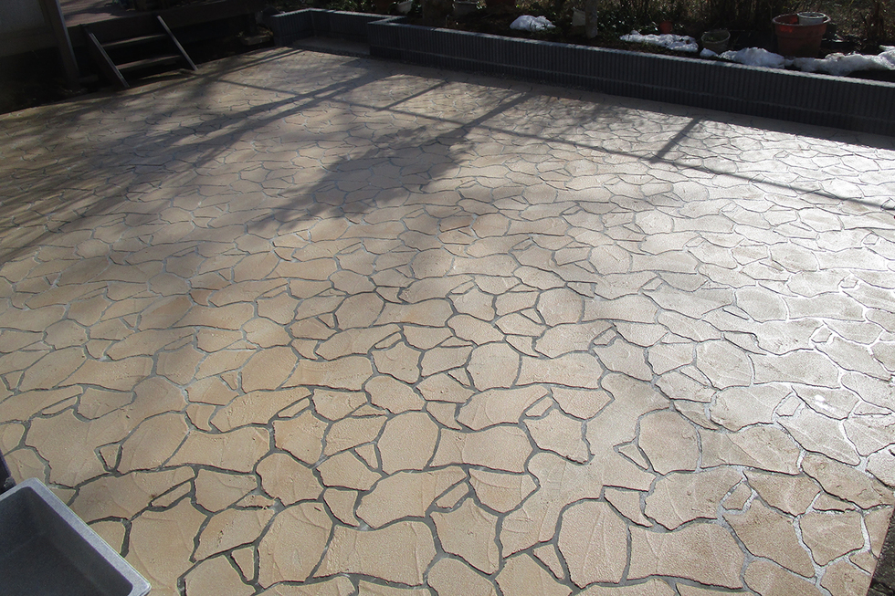 -水はけの悪いお庭をアイデアで費用を抑えお洒落で安全なお庭にリフォーム-石やタイルでは表面がつるつるで特に雨で濡れた際滑りやすくなりますが、石やタイルではなにので滑りに仕上がっています。