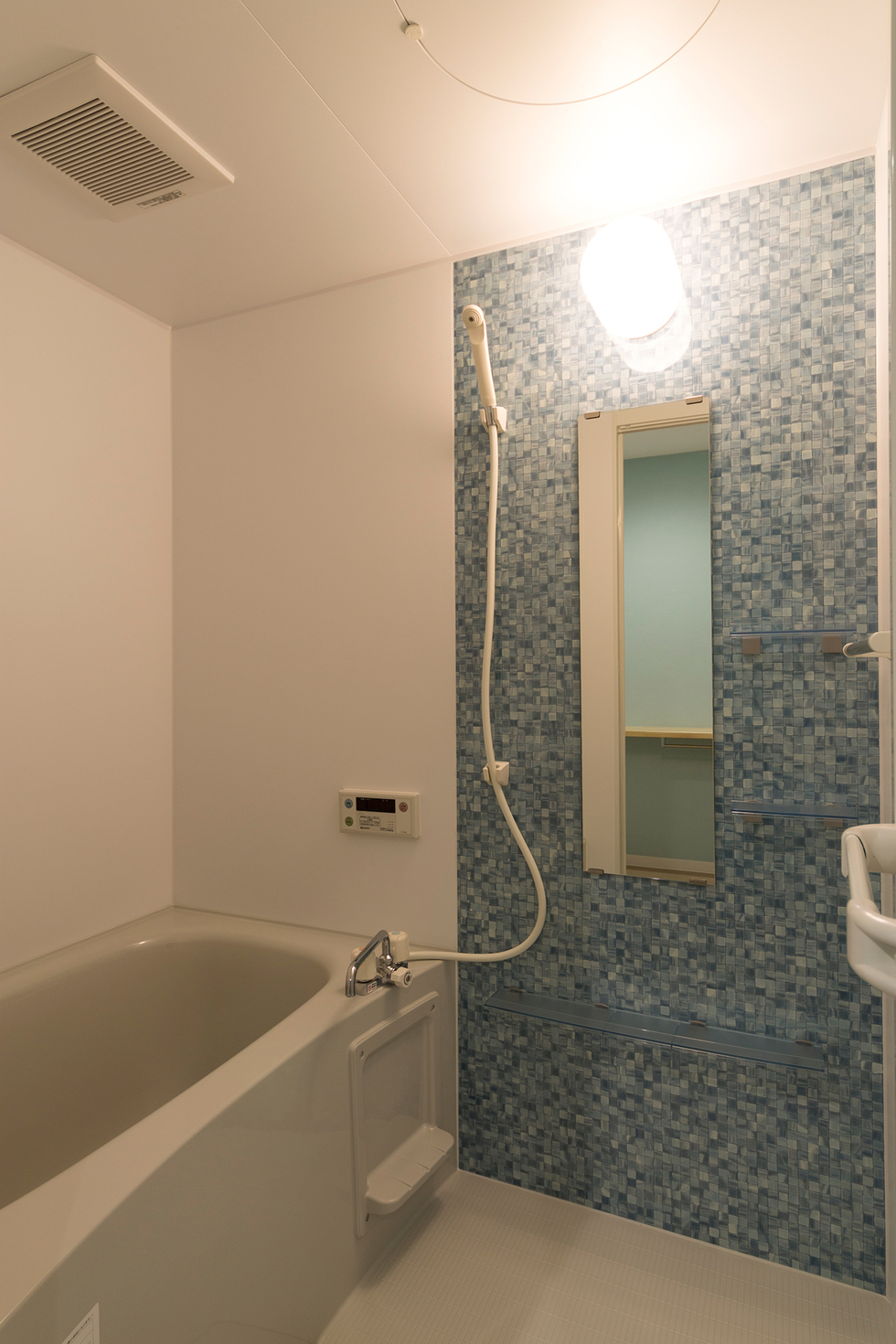 -空き家だった築40年の木造戸建住宅をリフォームして活用-素敵なタイル柄の浴室です。24時間換気扇でいつでもカラッと入浴できます！