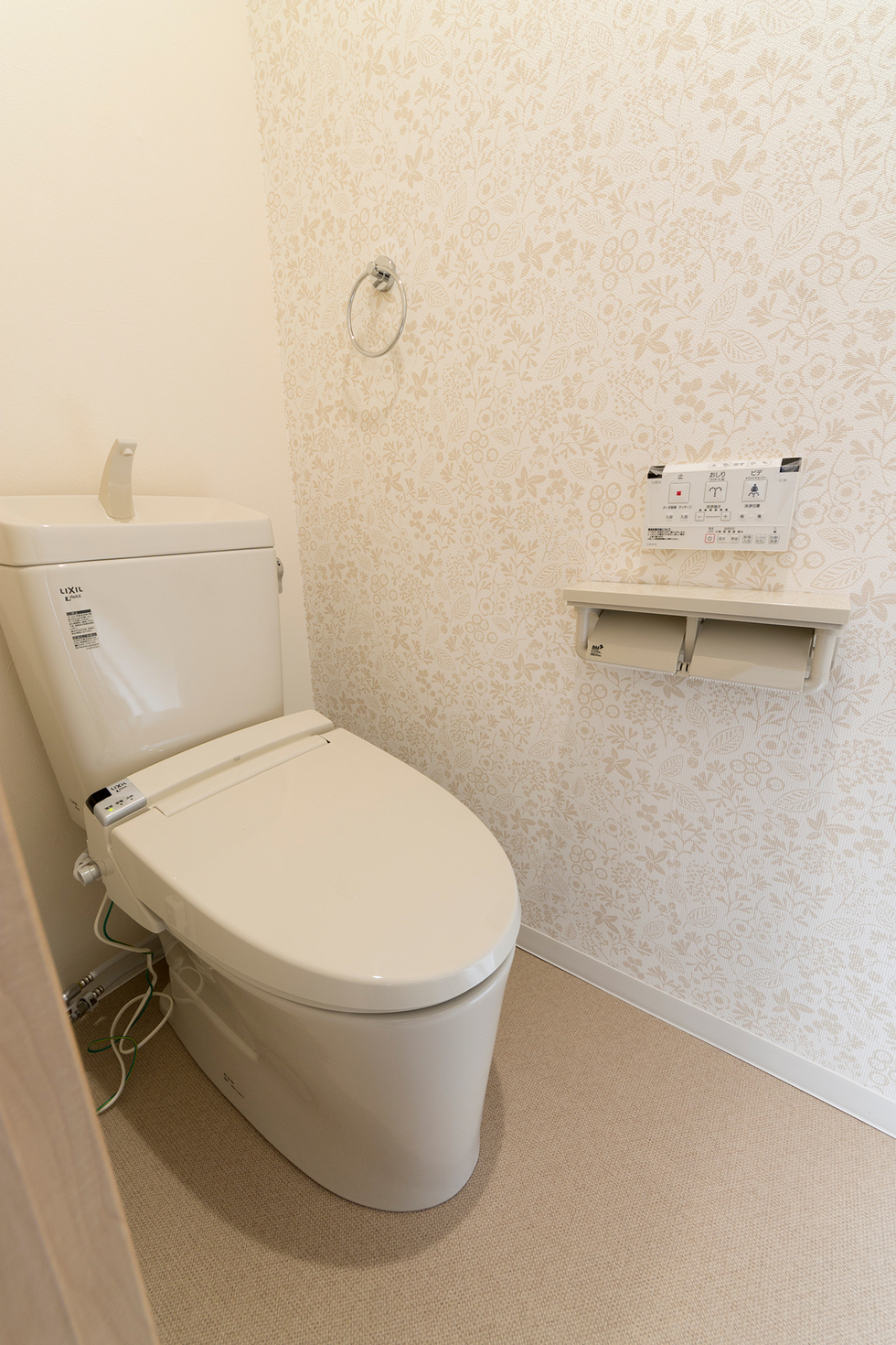 -空き家だった築40年の木造戸建住宅をリフォームして活用-スマホも置ける棚付きのペーパーホルダー。シャワートイレも完備！