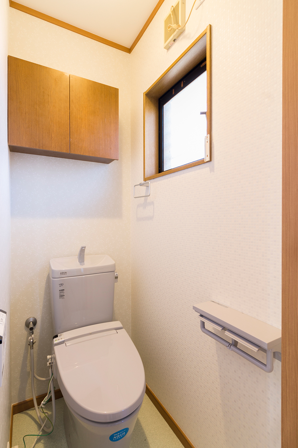 -木造住宅の洋間を間取り変更リフォームで子供部屋と収納に-2階世帯のトイレは設備交換し内装もやり替えました。収納が増えて使いやすくなりました。