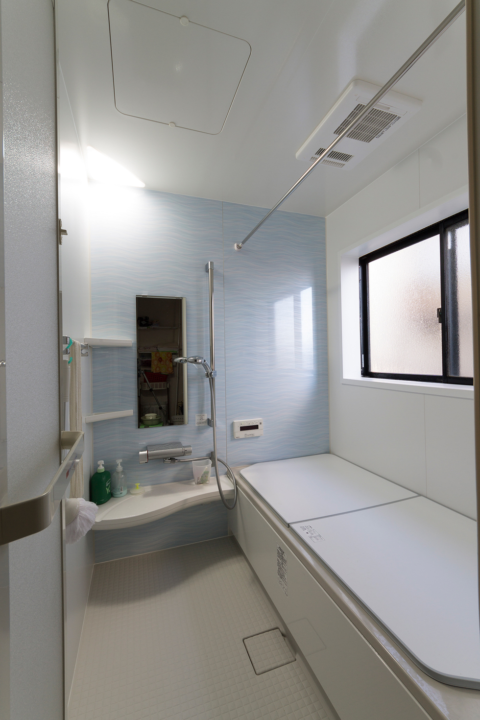 -木造住宅の洋間を間取り変更リフォームで子供部屋と収納に-1階のご両親世帯と共用のお風呂。
ユニットバスに入れ替えましたが、乾燥機付きなので洗濯物も干せます。