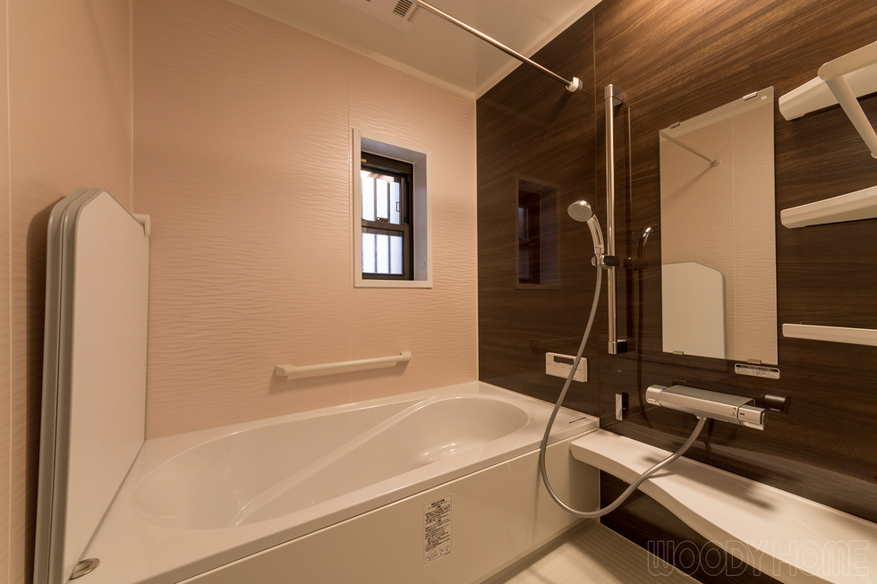 -木造住宅を耐震と間取り変更リノベーションで二世帯が暮らしやすい家に-変更したユニットバスは段差がなくなりました。タイルの冷たさも無くなりまた、天井に暖房換気扇を付けたことでヒートショックの心配もなくなりました。