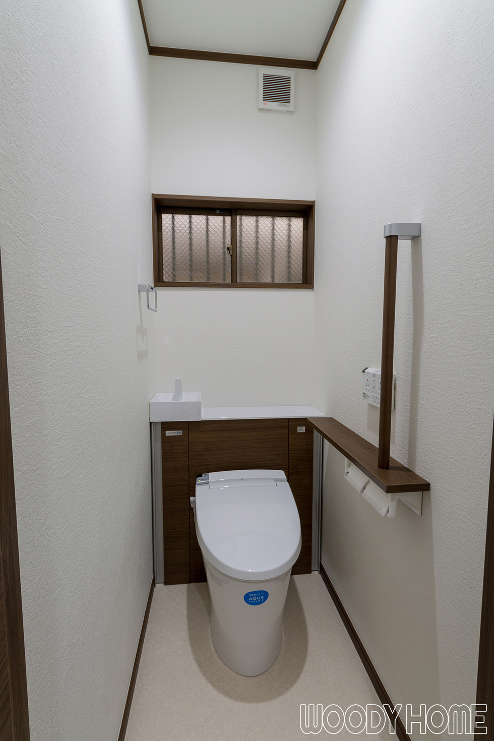 -木造住宅を耐震と間取り変更リノベーションで二世帯が暮らしやすい家に-新しくなったトイレルームは収納がアップ、加齢を配慮して手すりを取り付けました。