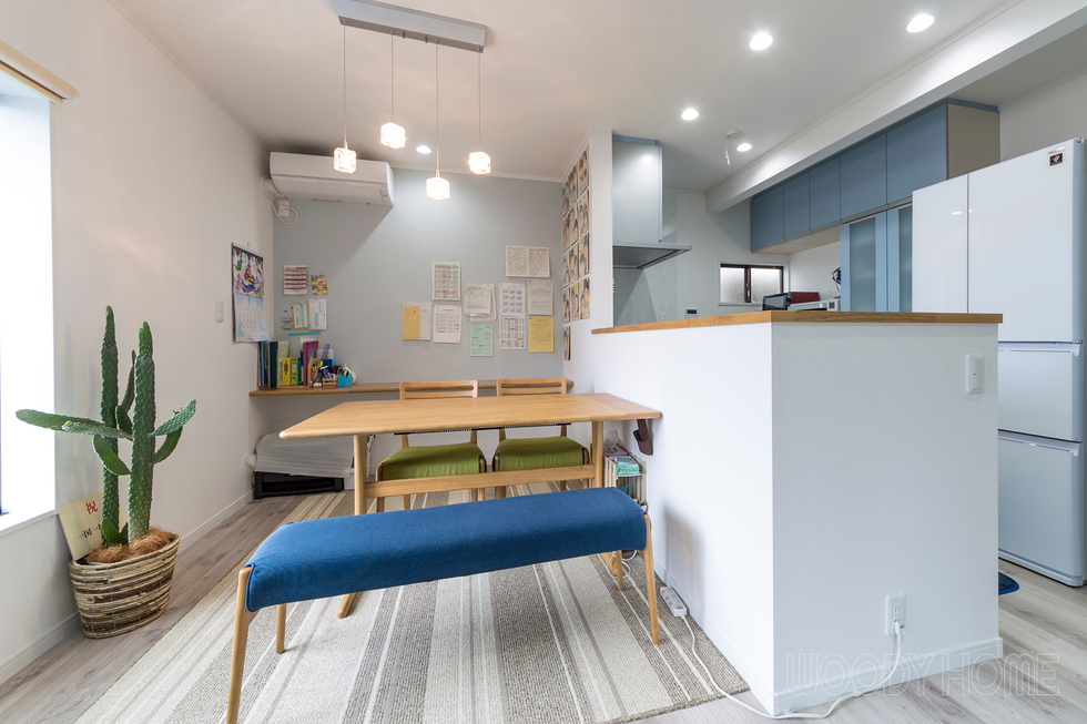 -ダイニング 木造住宅を耐震と間取り変更リノベーションで二世帯が暮らしやすい家に-子供に目を配りながら家事を出来るように考えたキッチン。キッチン前のカウンターはお母さんの近くで勉強が出来るので、家族のスキンシップも育むようなプランにしました。