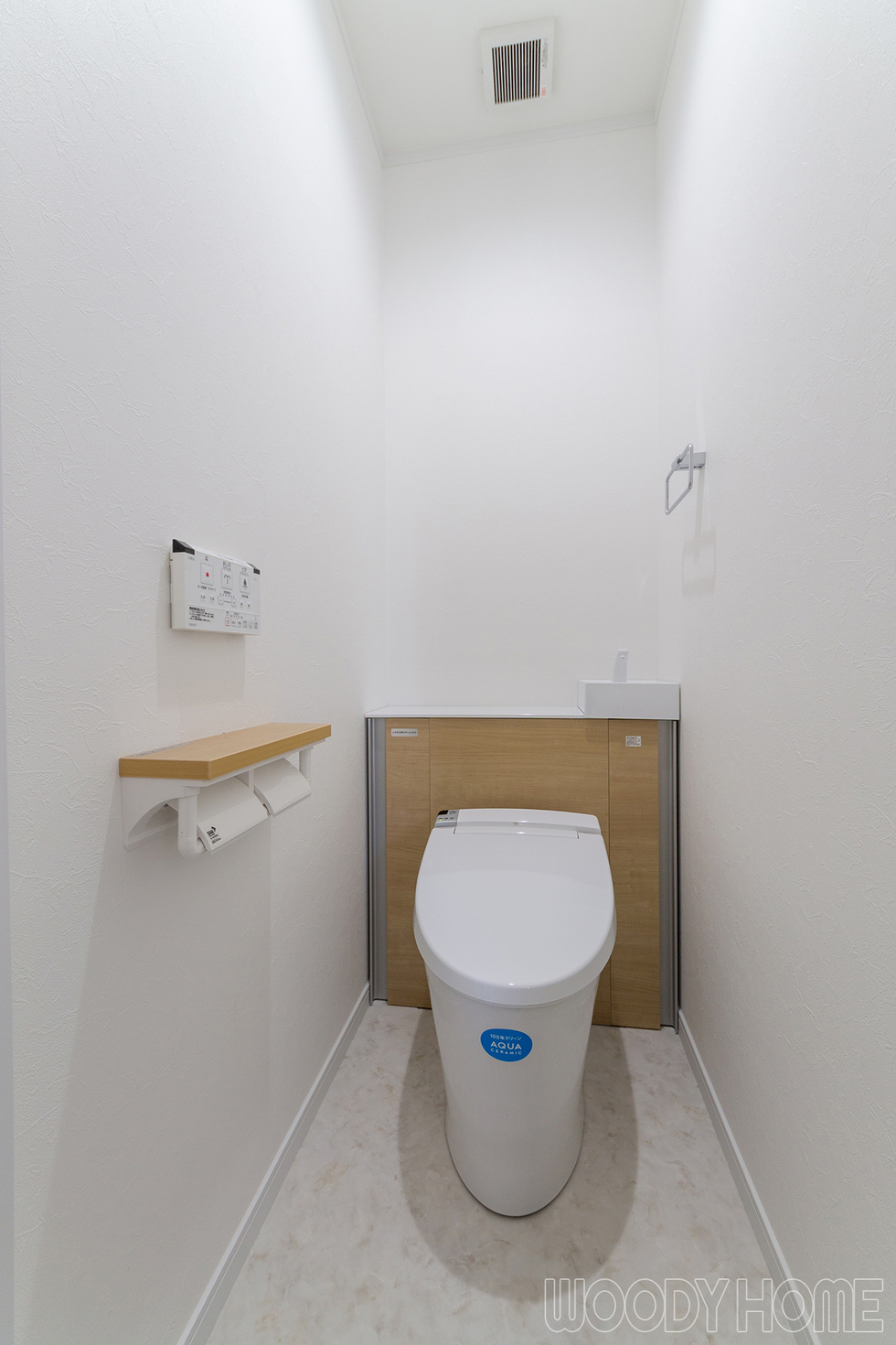 -木造住宅を耐震と間取り変更リノベーションで二世帯が暮らしやすい家に-2階に新設したトイレは収納付き。元は台所の一部を利用してます。