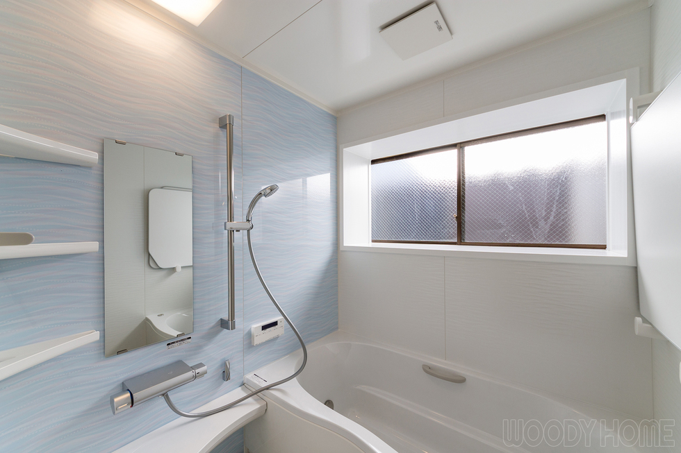 -木造住宅を耐震と間取り変更リノベーションで二世帯が暮らしやすい家に-新設した浴室は元キッチンスペース、ここもブルーをアクセントに。