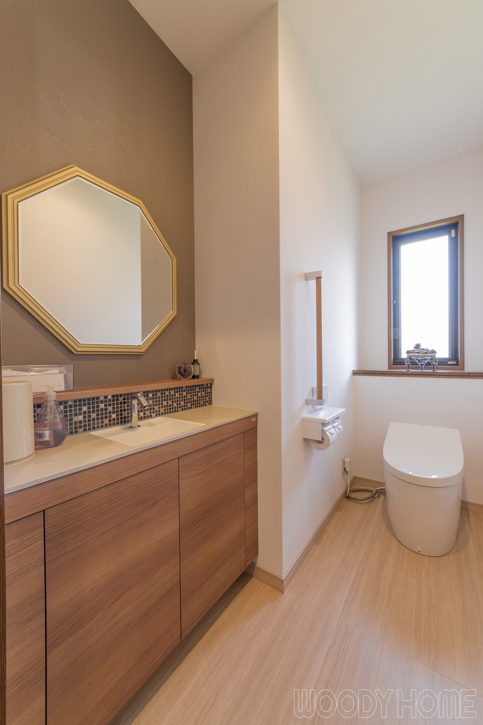 -木造戸建て住宅の浴室・洗面・トイレリフォームでキレイが簡単なお家-大きなトイレ室の手洗いとトイレをすっきりさせて、明るいトイレ空間をご要望でした。タンクレスにしたことでトイレ室がスッキリし、掃除もしやすくなりました。トイレはTOTOのネオレスト、節水タイプで自動除菌+防汚仕様の清潔でお掃除が楽な便器です。