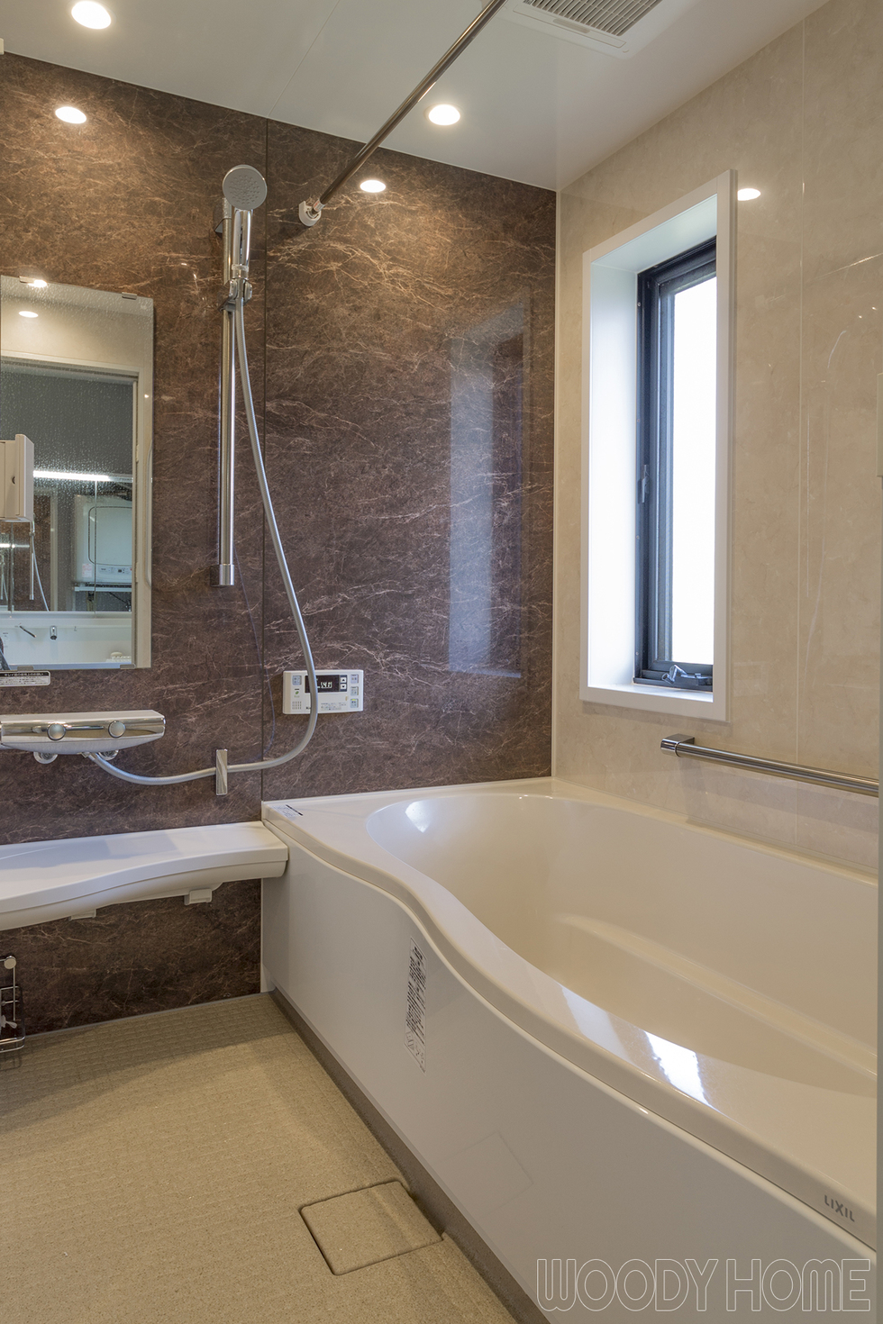 -木造戸建て住宅の浴室・洗面・トイレリフォームでキレイが簡単なお家-浴槽をもう少し広いものにしたことと、お掃除が楽なユニットバスをご要望していました。ユニットバスはLIXILのアライズ、グレードの高い浴槽にして清掃が楽になり豪華さも添えました。また、浴室暖房乾燥機は暖房だけではないんです！夏は涼風も出ますので夏の暑い日の浴室タイムにも活用できます。実は涼風機能なかなか知っている人が少ないんです。