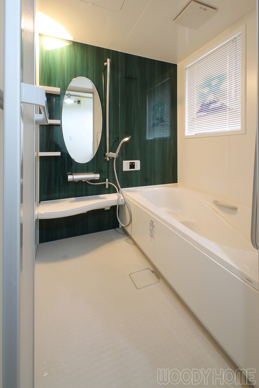 -無垢板を使ったおしゃれなキッチンのあるLDKリフォームとベランダの増築-LIXILのアライズ、以前のものより大きい1616サイズを入れました。アクセントの壁もステキですね。