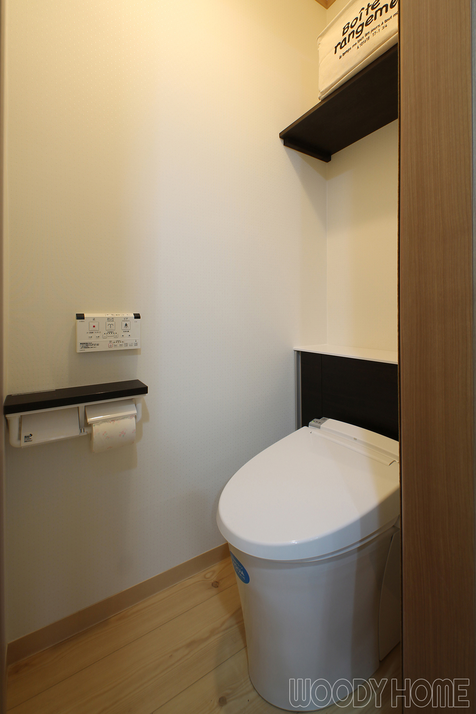 -無垢板を使ったおしゃれなキッチンのあるLDKリフォームとベランダの増築-LIXILのリフォレを付きました。奥行の無いタンク部分は収納もあって見た目もすっきりしました。