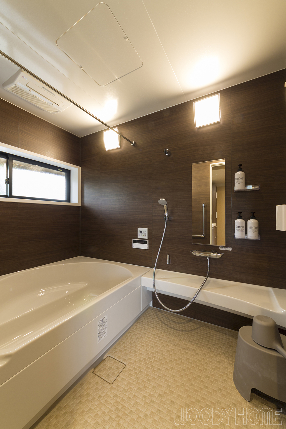 -古民家再生::断熱と構造補強をした和モダンインテリアの古民家リフォーム-ユニットバスはLIXILのアライズ、1622のゆったりサイズ。浴槽内に腰掛けがあるので、お年寄りや小さなお子様が腰かけて入浴できますね。