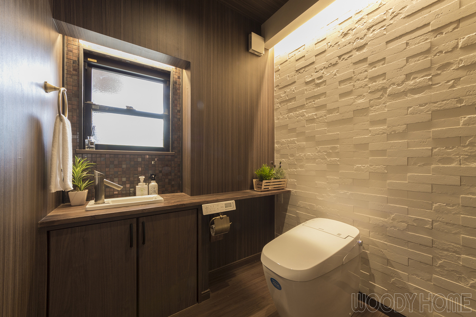 -古民家再生::断熱と構造補強をした和モダンインテリアの古民家リフォーム-お施主様のこだわり空間の一つです。広さは一般的な住宅のトイレの約2倍、便器はアクアセラミックでお掃除が楽なLIXILアメージュ。エコカラットやモザイクタイルなどこだわりが詰め込まれています。