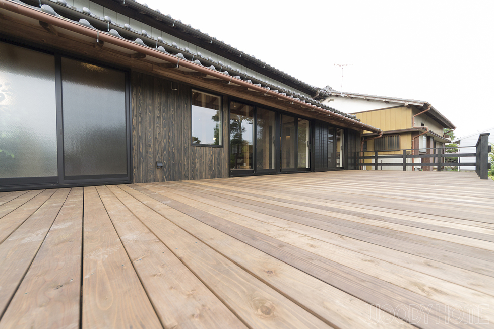 -古民家再生::断熱と構造補強をした和モダンインテリアの古民家リフォーム-お孫さんの遊び場3つ目はウッドデッキです。広すぎて写真で伝わりきらないのがちょっと残念です。