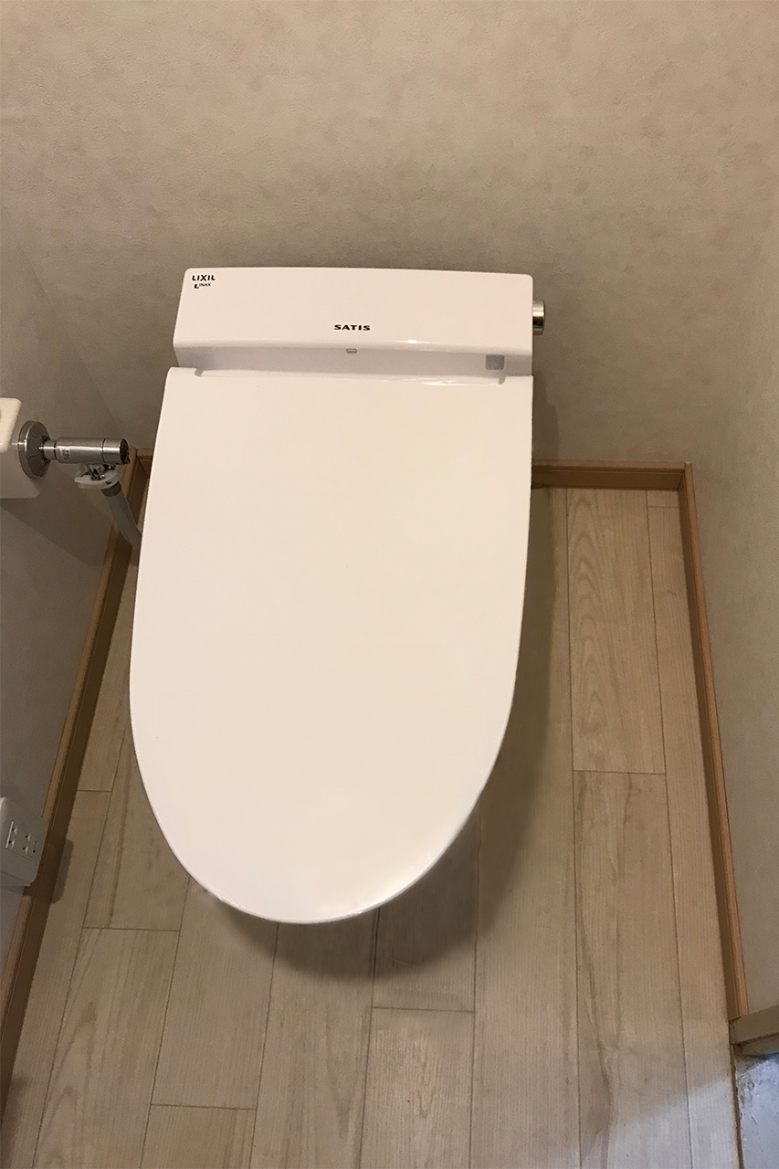 -結露に悩むマンションのトイレをアイデアで安全・快適なトイレにリフォーム-便器はLIXILのサティスSタイプをお選びいただき、入替えました。洗浄便座の操作部はリモコンになり壁付けになったのでスッキリ見えます。