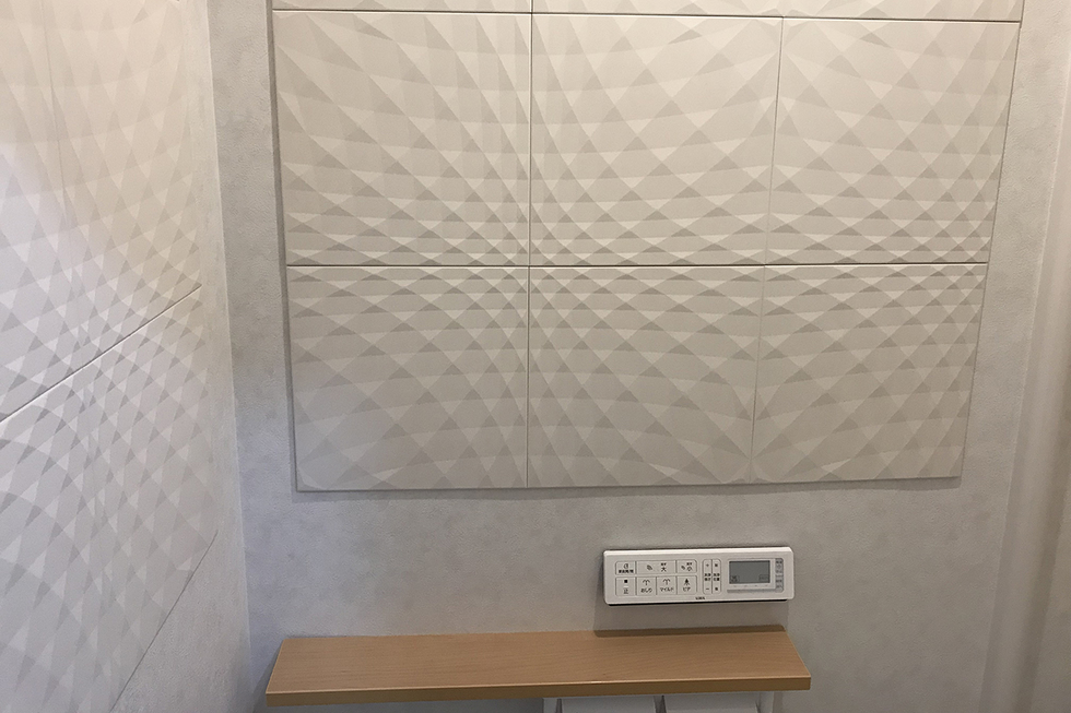 -結露に悩むマンションのトイレをアイデアで安全・快適なトイレにリフォーム-紙巻器の上の収納棚は立ち座りのアシストになる様、体重をかけても大丈夫な様固定しています。