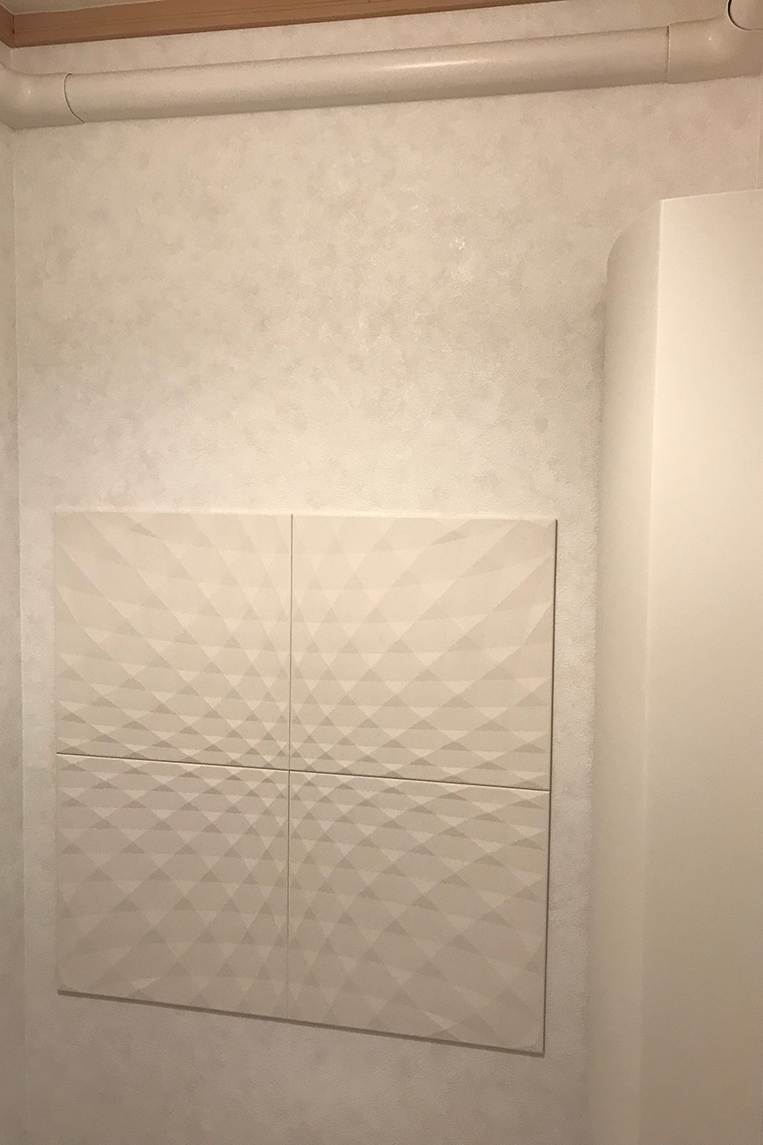-結露に悩むマンションのトイレをアイデアで安全・快適なトイレにリフォーム-エコカラットを3面に張りました、見た目も機能性もお客様のお気に入りです。