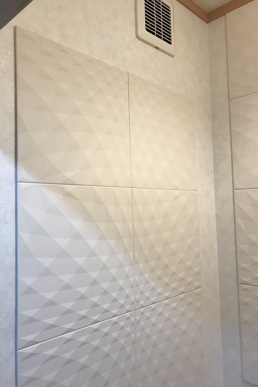 -結露に悩むマンションのトイレをアイデアで安全・快適なトイレにリフォーム-換気扇の下の壁にもエコカラットを貼っています。