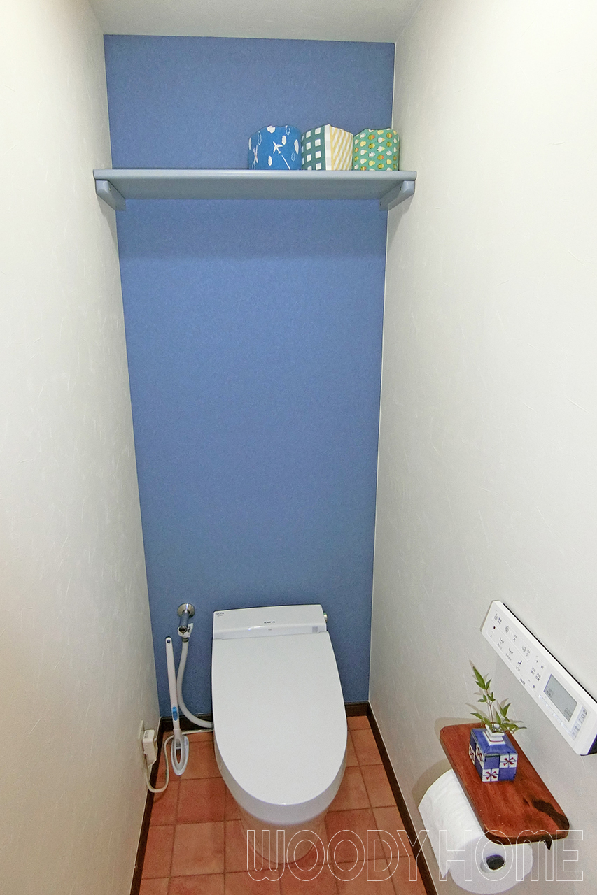 -トイレ タンクレス便器とアクセントクロスでインテリアにもこだわるトイレリフォーム-