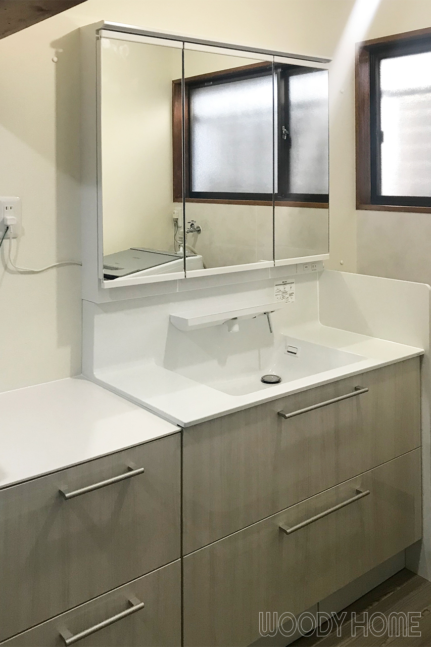 -洗面化粧台 掃除が楽で除菌効果のある衛生的な便器でのトイレリフォーム-