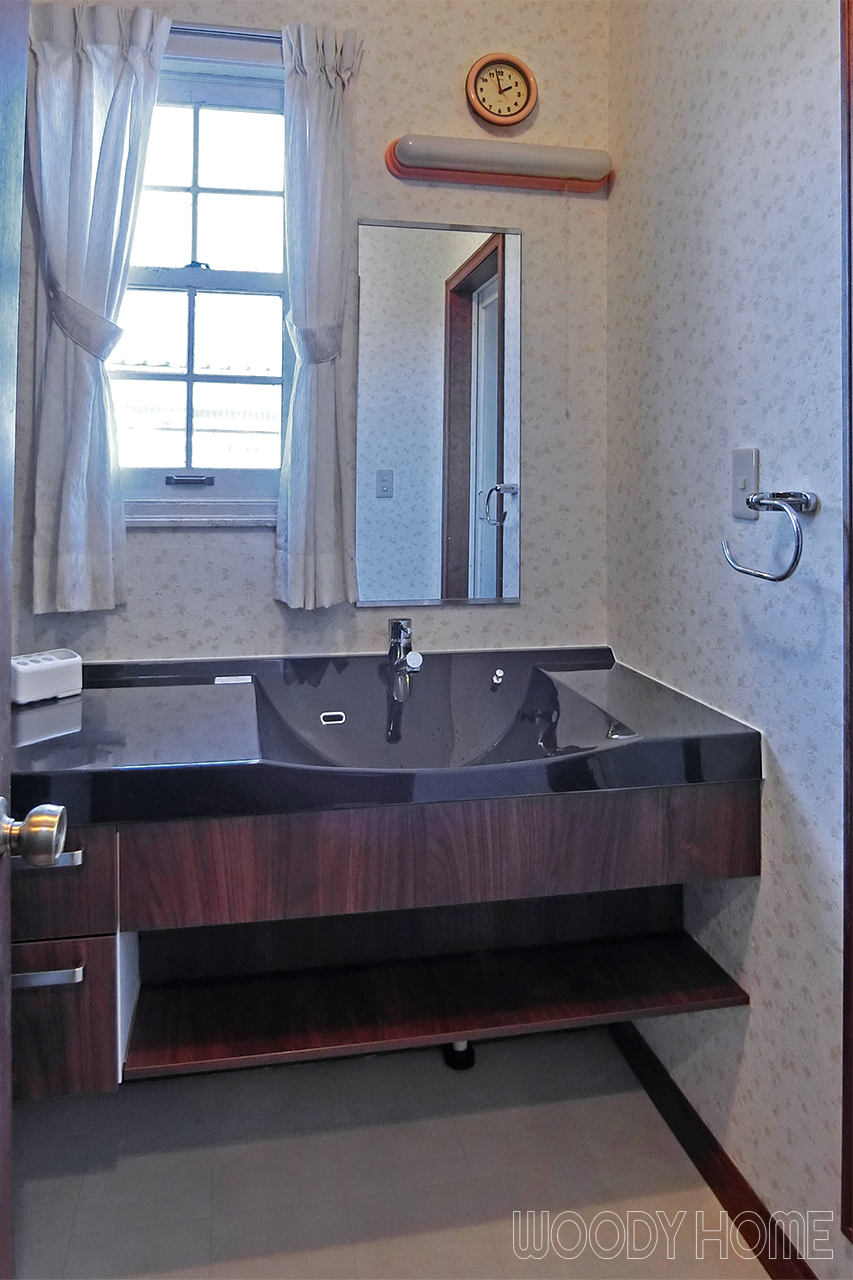 -洗面化粧台 掃除が楽で使用水量が少ないエコな便器に交換したトイレと洗面のリフォーム-